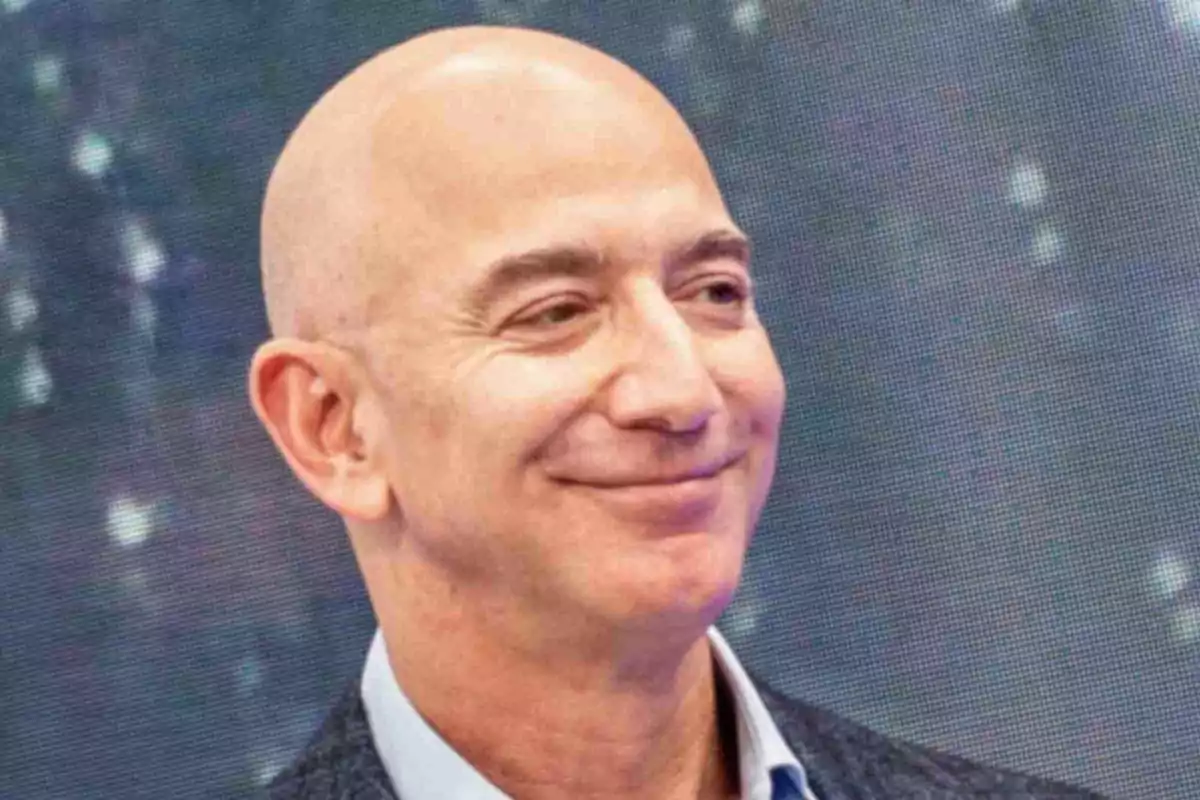 Primer plano de Jeff Bezos sonriendo. Primer plano de Jeff Bezos sonriendo.
