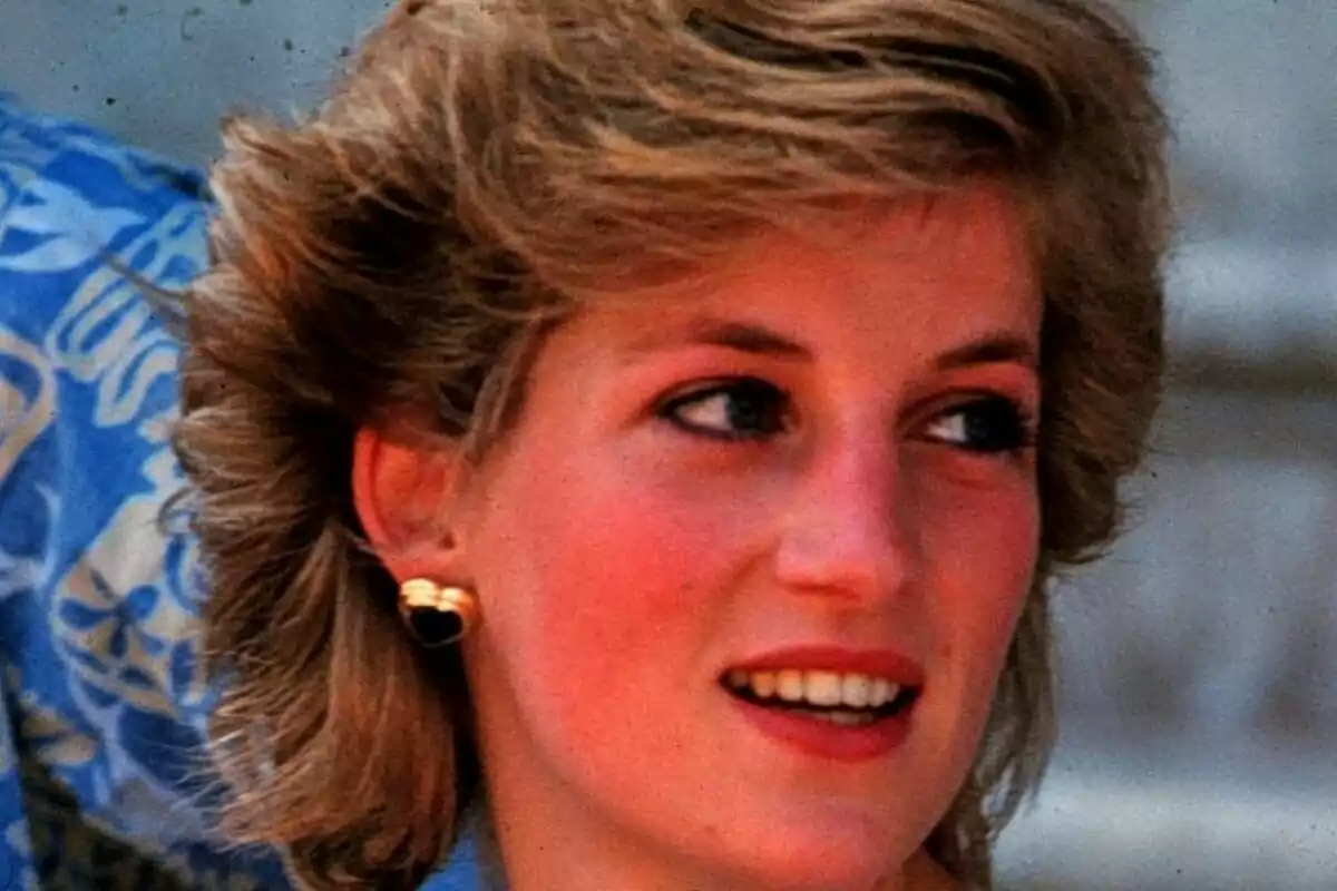Primer plano de Lady Di con rostro muy sonriente y mirando hacia un lado. Primer plano de Lady Di con rostro muy sonriente y mirando hacia un lado.
