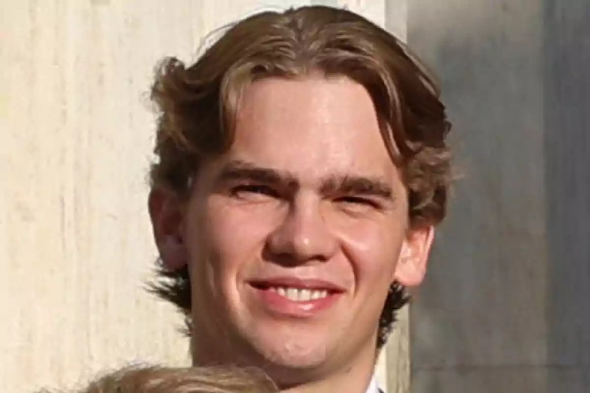 Primer plano de Miguel Urdangarin con cabello castaño claro y una expresión sonriente. Primer plano de Miguel Urdangarin con cabello castaño claro y una expresión sonriente.