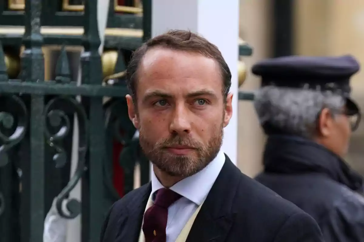 James Middleton con traje formal y corbata en un entorno urbano James Middleton con traje formal y corbata en un entorno urbano