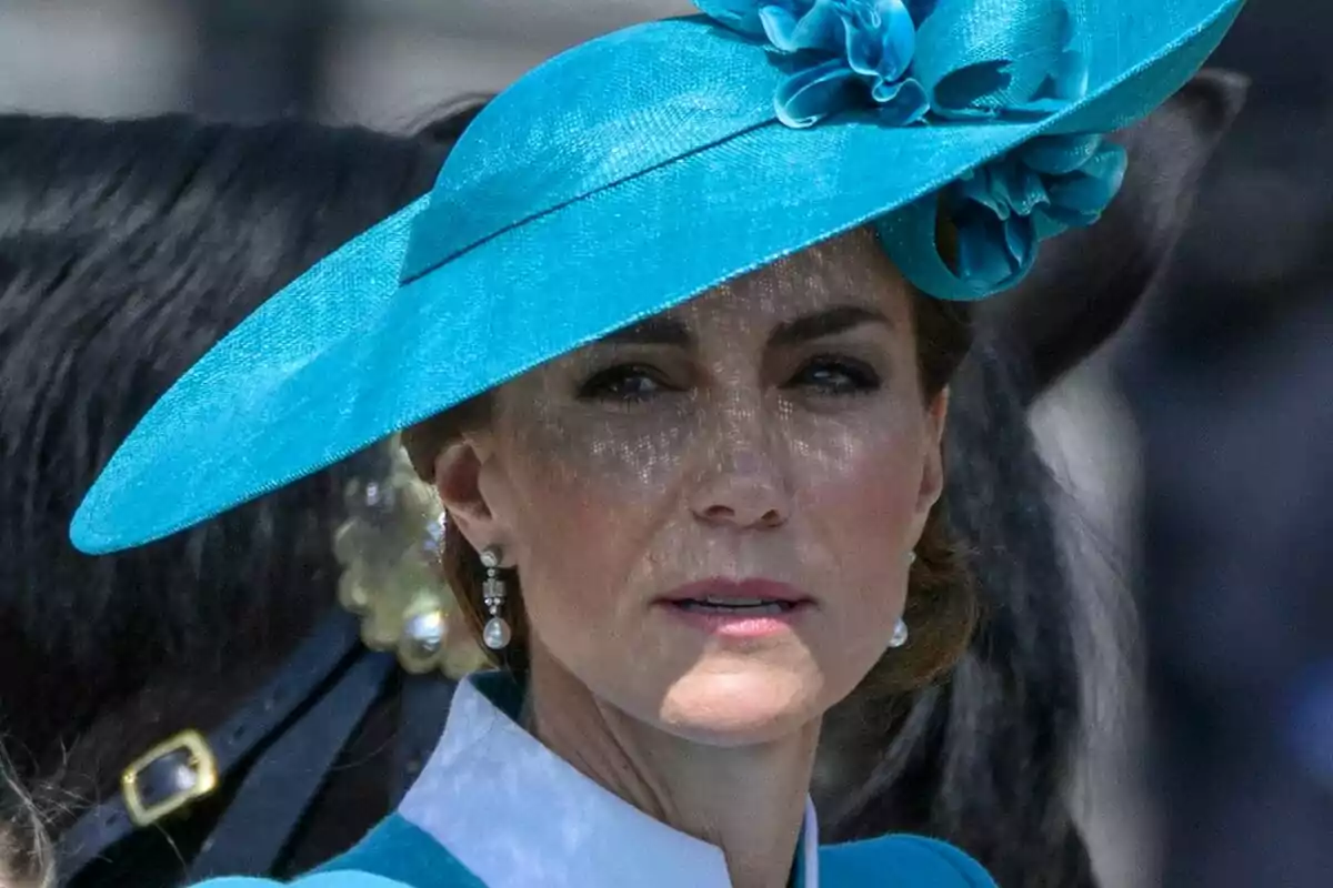 Mujer con sombrero azul decorado con flores y pendientes de perla, con fondo desenfocado donde se distingue parte de un caballo negro Mujer con sombrero azul decorado con flores y pendientes de perla, con fondo desenfocado donde se distingue parte de un caballo negro
