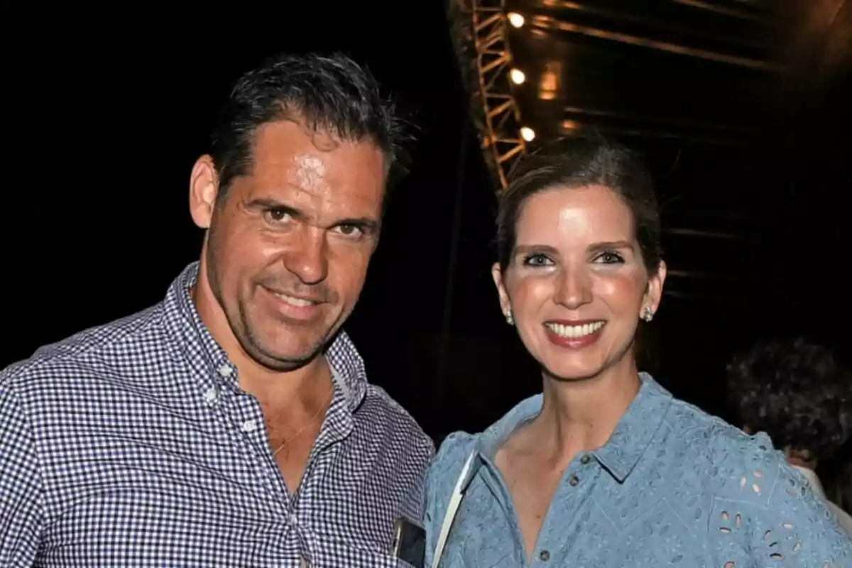 Luis Alfonso de Borbón y Margarita Vargas sonriendo y posando para una foto en un evento nocturno.