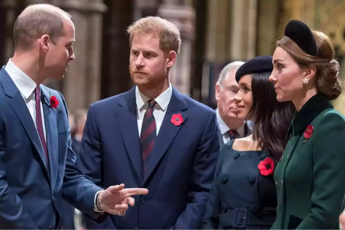 El príncipe Guillermo, el príncipe Harry, Meghan Markle y Kate Middleton vestidas formalmente conversando en un evento. El príncipe Guillermo, el príncipe Harry, Meghan Markle y Kate Middleton vestidas formalmente conversando en un evento.
