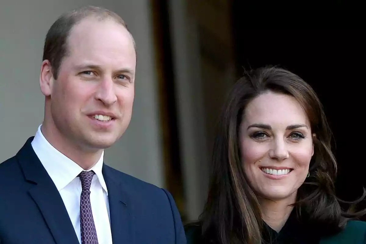 El príncipe Guillermo y Kate Middleton sonriente posando juntos en un evento formal. El príncipe Guillermo y Kate Middleton sonriente posando juntos en un evento formal.