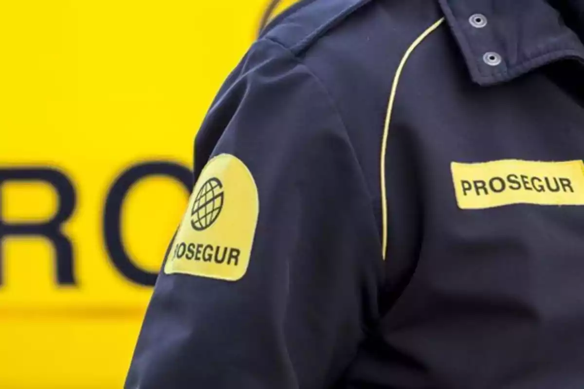 Uniforme de seguridad con logotipo de Prosegur en un fondo amarillo.