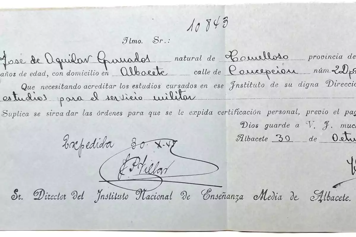 Documento oficial antiguo en español dirigido al director del Instituto Nacional de Enseñanza Media de Albacete, con espacios rellenados a mano y una firma manuscrita, solicitando la certificación de estudios para el servicio militar Documento oficial antiguo en español dirigido al director del Instituto Nacional de Enseñanza Media de Albacete, con espacios rellenados a mano y una firma manuscrita, solicitando la certificación de estudios para el servicio militar