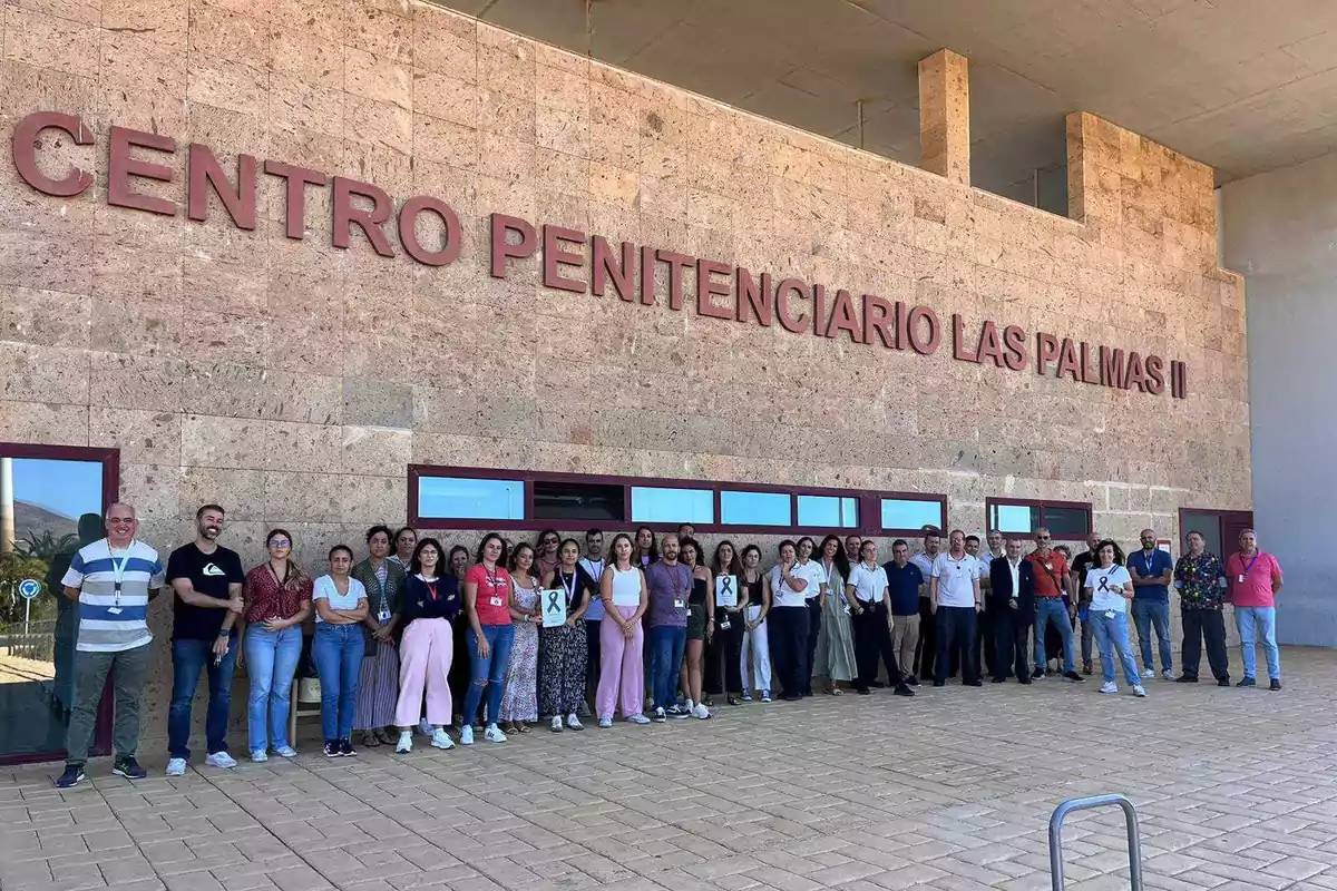 Un grupo de personas posando frente al Centro Penitenciario Las Palmas II.