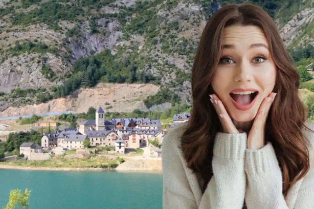 Una mujer sonriente con las manos en las mejillas frente a un paisaje montañoso con un pueblo y un lago.