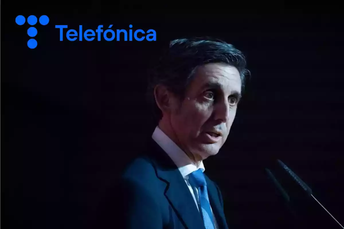 Hombre en traje hablando en un evento con el logo de Telefónica en el fondo.