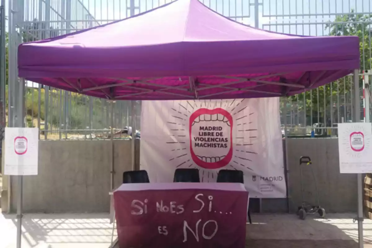 Una carpa morada con un cartel que dice 