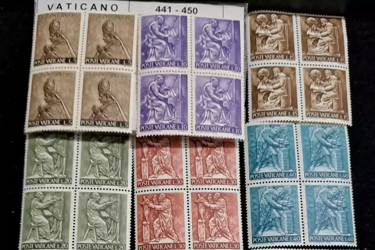 Una colección de sellos postales del Vaticano en diferentes colores y valores, organizados en un soporte numerado del 441 al 450. Una colección de sellos postales del Vaticano en diferentes colores y valores, organizados en un soporte numerado del 441 al 450.