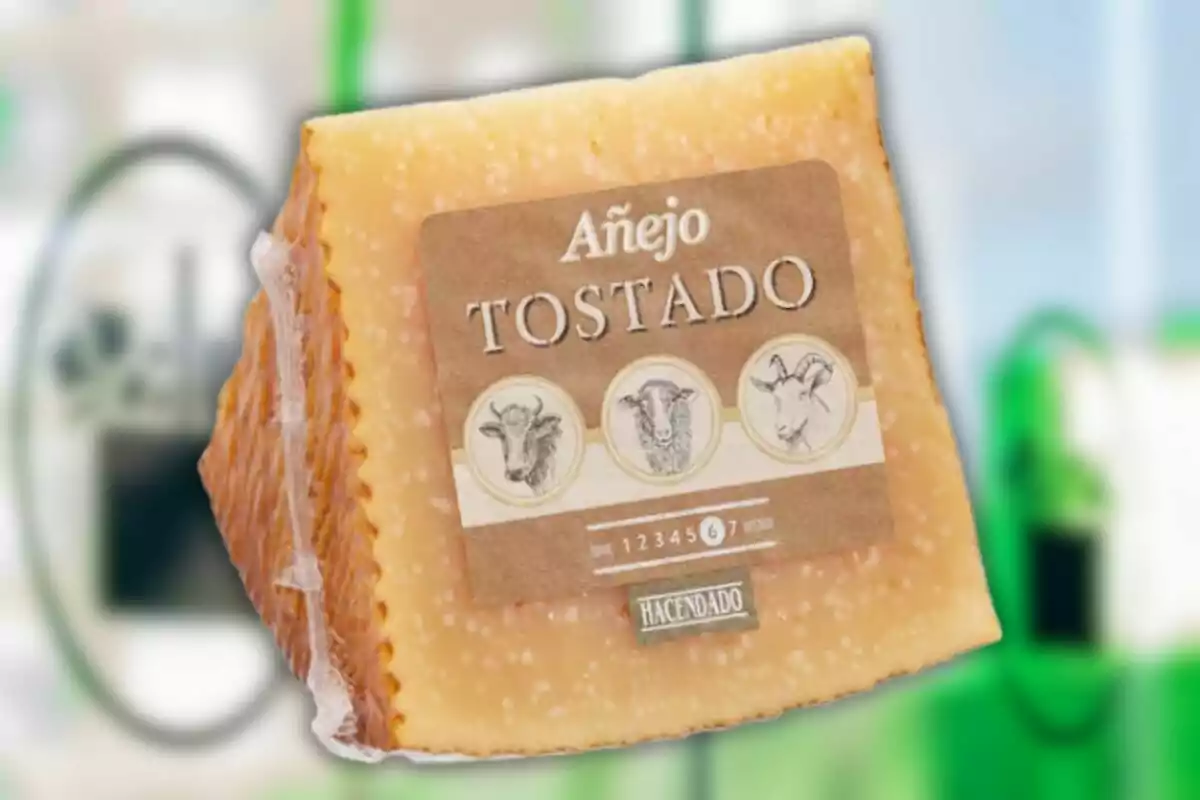 Un trozo de queso añejo tostado con una etiqueta que muestra dibujos de animales y la marca Hacendado. Un trozo de queso añejo tostado con una etiqueta que muestra dibujos de animales y la marca Hacendado.