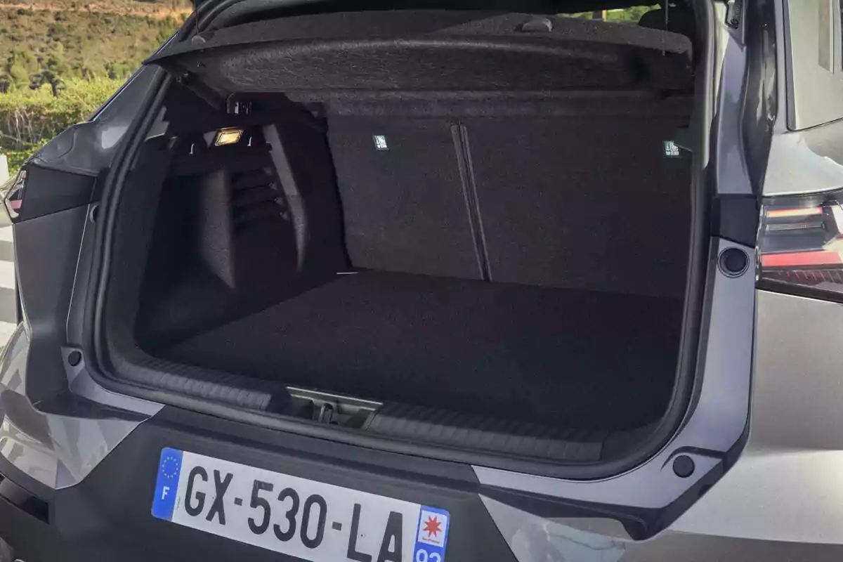 Maletero abierta de un Renault Symbioz Hybrid mostrando un espacio amplio y vacío con una luz interior encendida. Maletero abierta de un Renault Symbioz Hybrid mostrando un espacio amplio y vacío con una luz interior encendida.