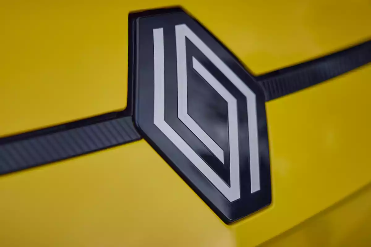 Logotipo geométrico Renault en un fondo amarillo brillante.