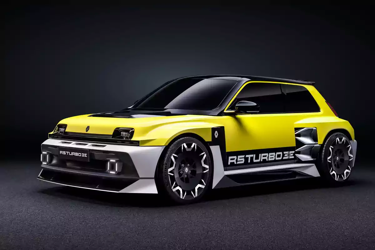 Un Renault 5 Turbo 3E deportivo amarillo y negro con diseño moderno y aerodinámico en un fondo oscuro.