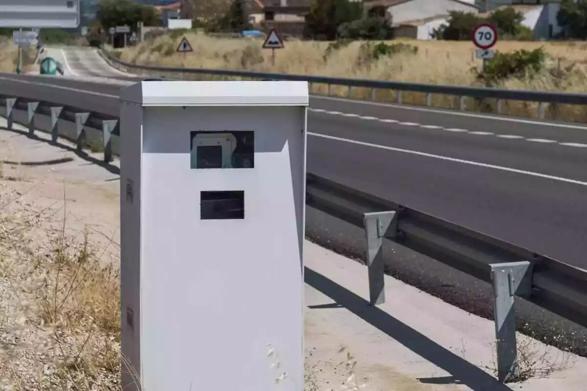 Primer plano de un radar en una carretera