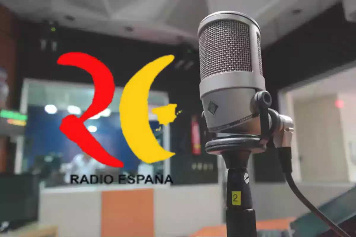 Un micrófono en un estudio de radio con el logo de Radio España en el fondo.