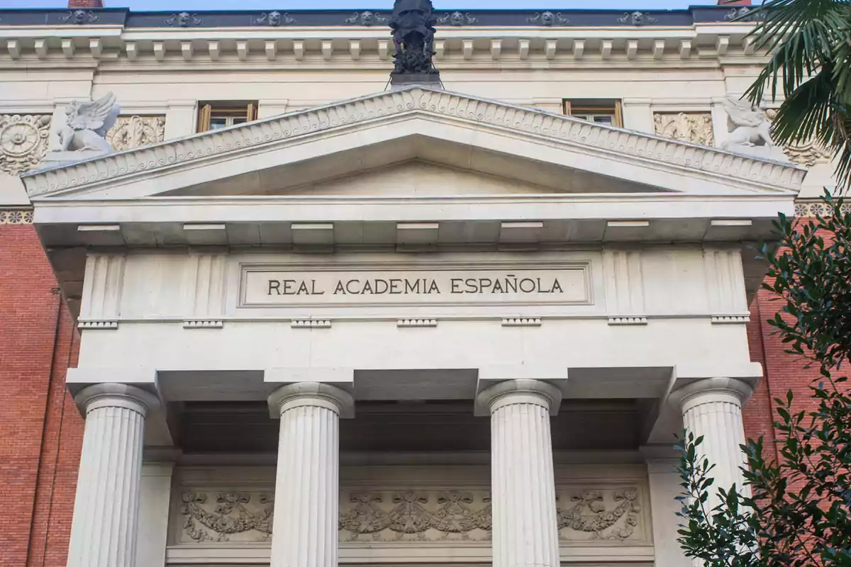 Fachada del edificio de la Real Academia Española con columnas y detalles arquitectónicos clásicos.