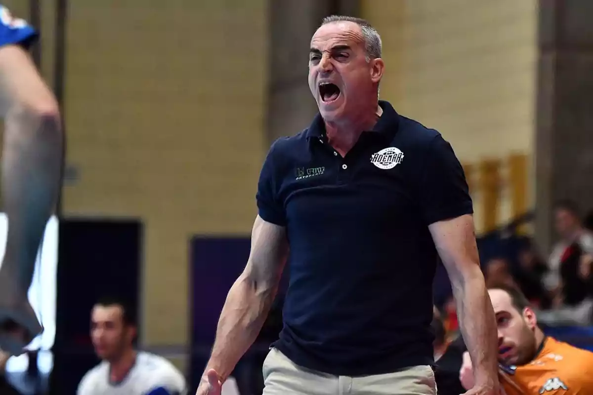 Entrenador de balonmano gritando con intensidad durante un partido en un gimnasio