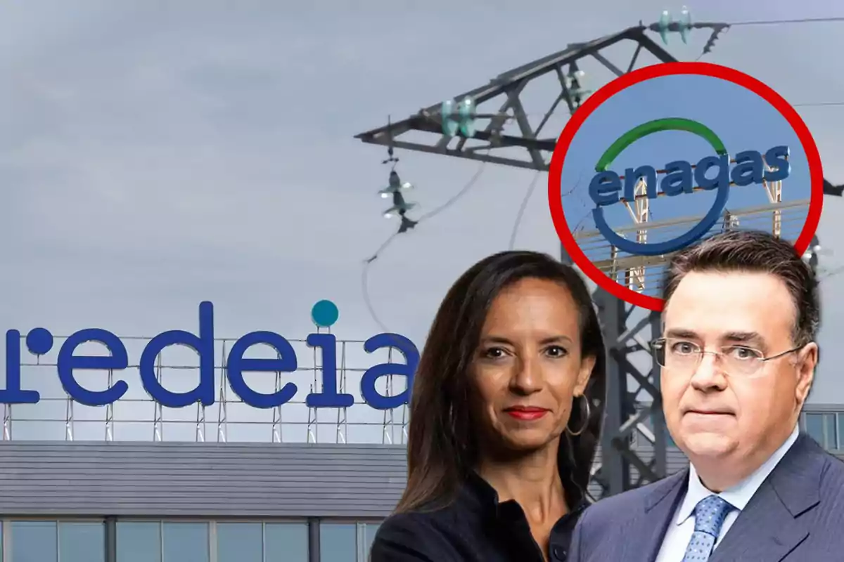 Dos personas frente a los logotipos de las empresas Redeia y Enagás con una torre eléctrica de fondo.