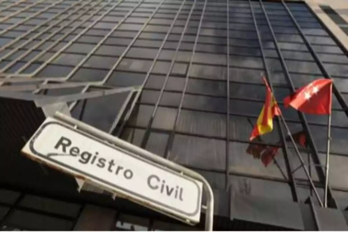 Edificio del Registro Civil con banderas ondeando en el exterior.