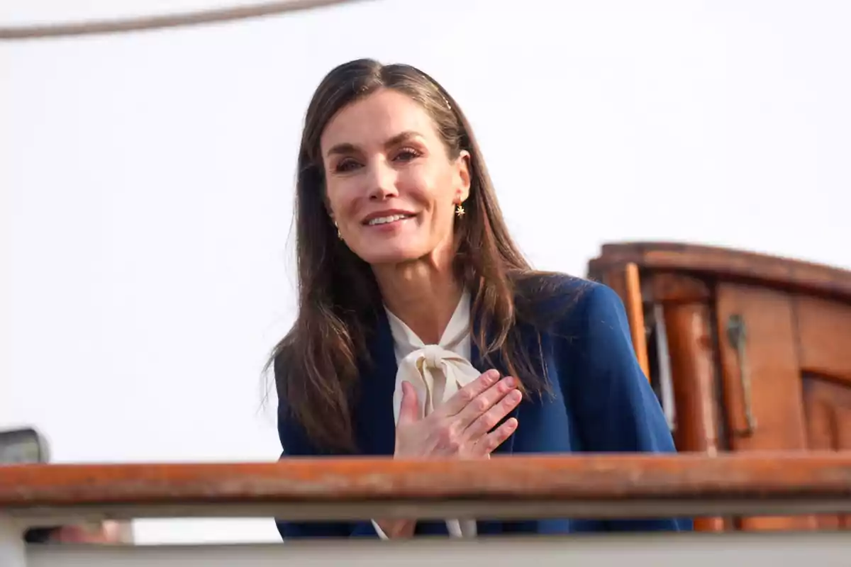 Letizia con la mano en el pecho mientras está de pie en un barco. Letizia con la mano en el pecho mientras está de pie en un barco.