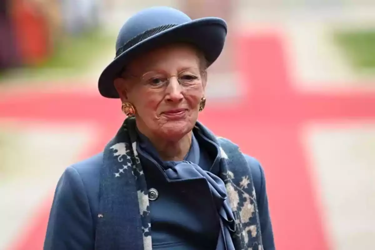 La reina Margarita de Dinamarca con sombrero azul y bufanda decorada. La reina Margarita de Dinamarca con sombrero azul y bufanda decorada.