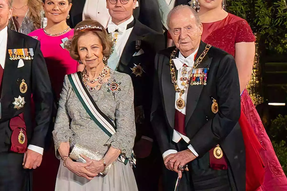 La reina Sofía y el rey Juan Carlos con bastón posando