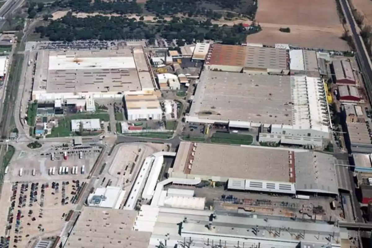 Vista aérea de un complejo industrial con varios edificios grandes y áreas de estacionamiento.