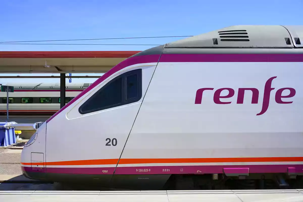 Un tren de alta velocidad de Renfe en una estación.