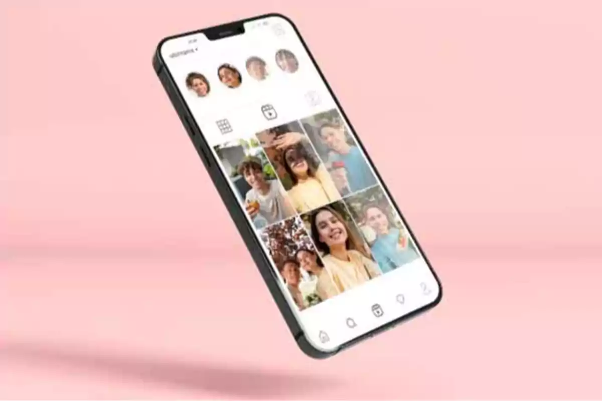 Un teléfono inteligente con la pantalla mostrando una aplicación de redes sociales con varias fotos de personas sobre un fondo rosa.
