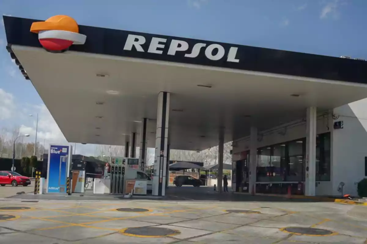 Estación de servicio Repsol con surtidores y vehículos estacionados. Estación de servicio Repsol con surtidores y vehículos estacionados.