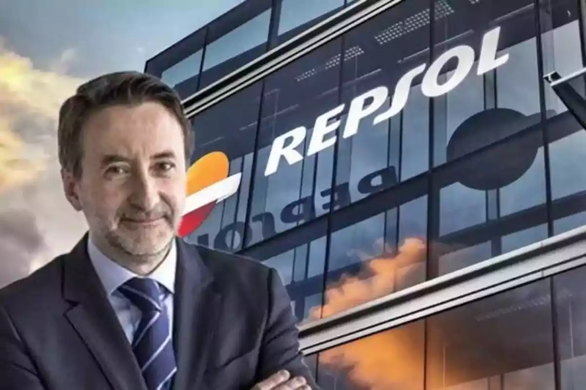 Hombre de traje frente a un edificio con el logo de Repsol.