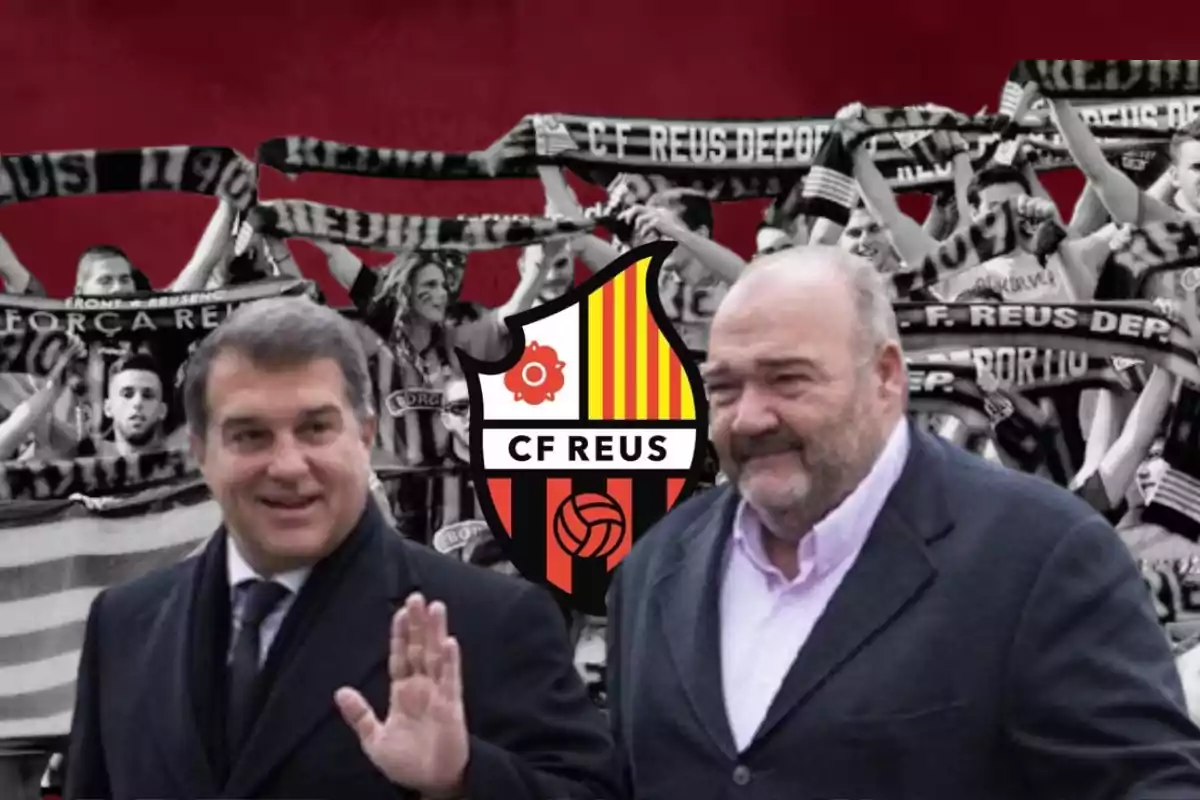 Dos hombres en primer plano con fondo de aficionados del CF Reus sosteniendo bufandas del equipo y el escudo del club en el centro.