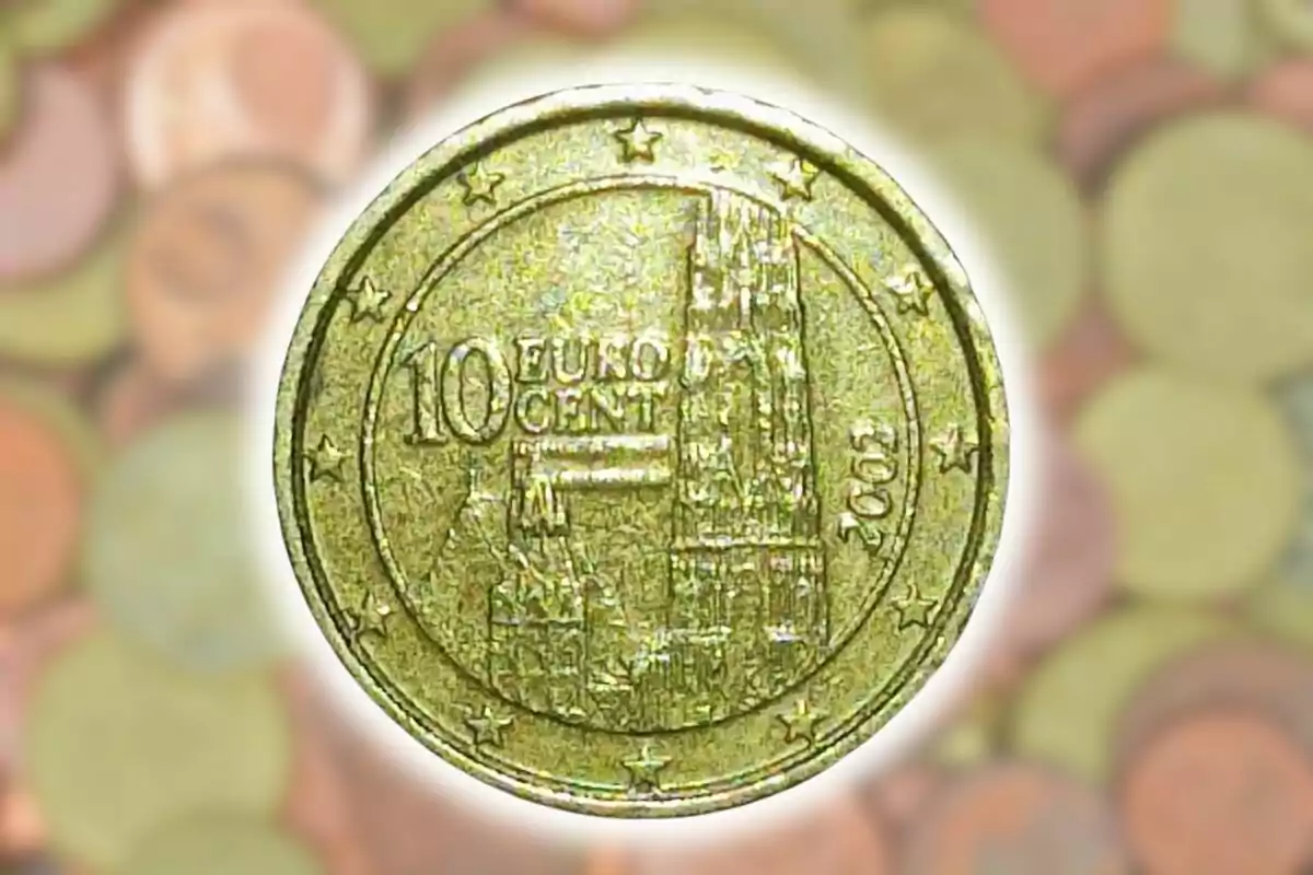 Moneda de 10 céntimos de euro con diseño arquitectónico y fondo de otras monedas desenfocadas. Moneda de 10 céntimos de euro con diseño arquitectónico y fondo de otras monedas desenfocadas.