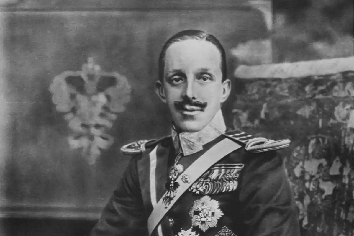 Retrato en blanco y negro de un hombre con uniforme militar y condecoraciones.