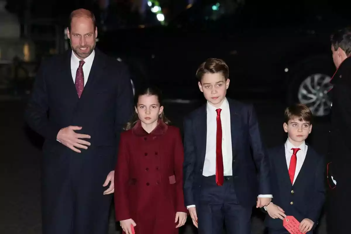 El Príncipe de Gales, la Princesa Charlotte, el Príncipe George y el Príncipe Louis llegan para el servicio de villancicos en la Abadía de Westminster. El Príncipe de Gales, la Princesa Charlotte, el Príncipe George y el Príncipe Louis llegan para el servicio de villancicos en la Abadía de Westminster.