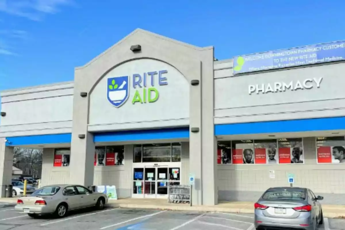 Fachada de una tienda Rite Aid con el letrero de Fachada de una tienda Rite Aid con el letrero de