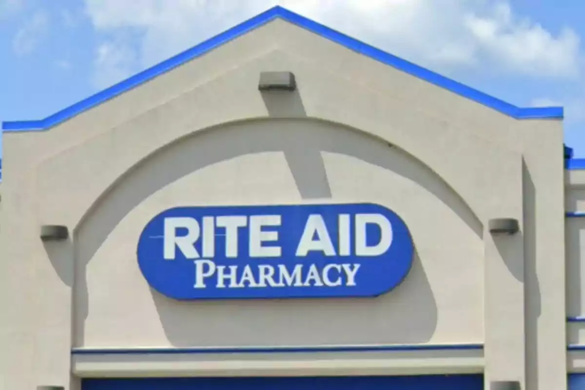 Fachada de una farmacia con un letrero azul que dice Fachada de una farmacia con un letrero azul que dice