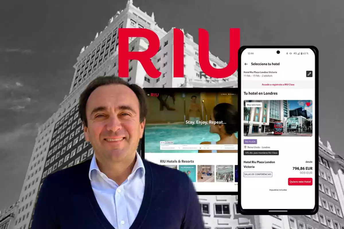 Un hombre sonriente frente a un edificio con el logotipo de RIU y pantallas que muestran una página web de hoteles y una aplicación móvil.