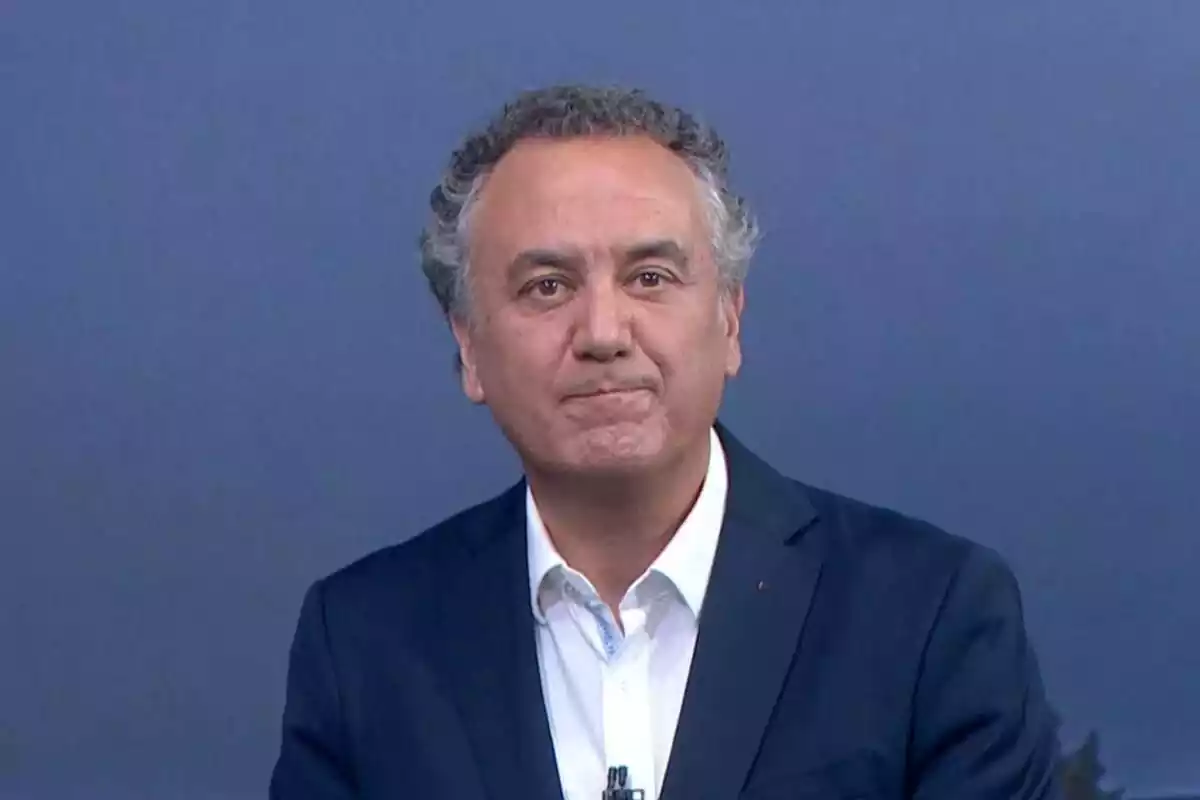 Roberto Brasero con los labios apretados y un traje azul con camisa blanca Roberto Brasero con los labios apretados y un traje azul con camisa blanca