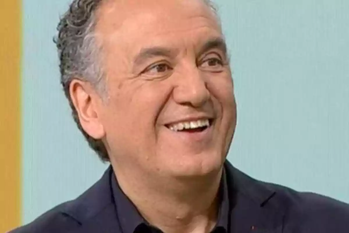 Un hombre sonriendo con una chaqueta oscura y fondo claro. Un hombre sonriendo con una chaqueta oscura y fondo claro.