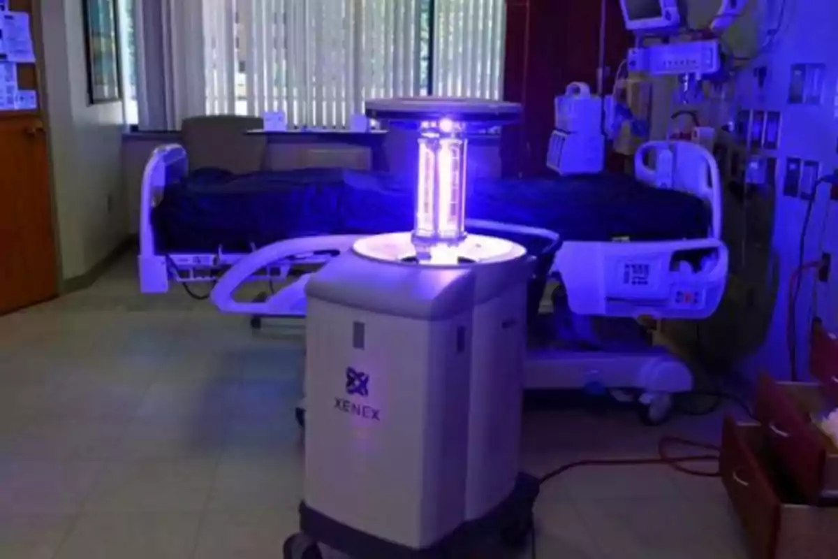 Un robot de desinfección con luz ultravioleta en una habitación de hospital.