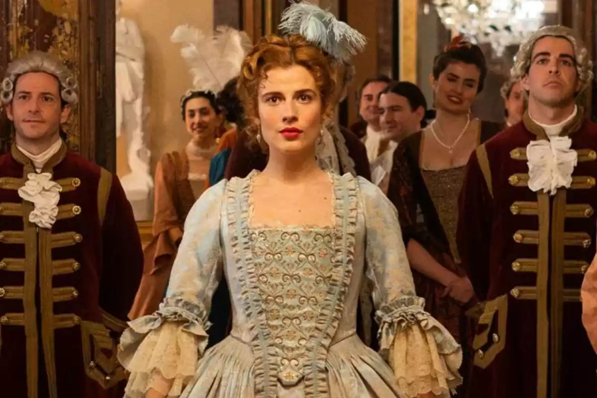 Rocío Suárez de Puga con traje de época en una escena de una serie o película histórica. Rocío Suárez de Puga con traje de época en una escena de una serie o película histórica.