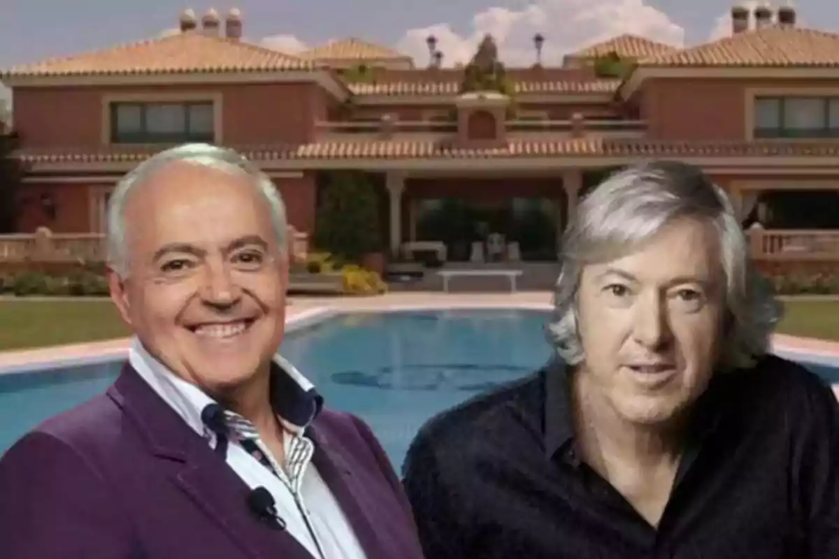 Dos hombres posando frente a una casa con piscina.