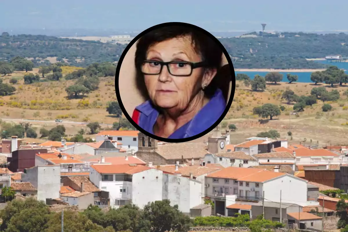 Una mujer con gafas aparece en un círculo superpuesto sobre un paisaje rural con casas de techos rojos y un entorno natural de colinas y árboles.