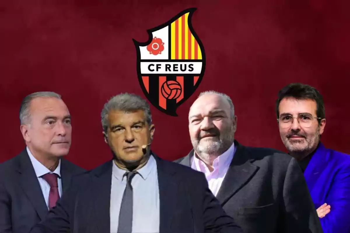 Cuatro hombres posan frente a un escudo del CF Reus sobre un fondo rojo. Cuatro hombres posan frente a un escudo del CF Reus sobre un fondo rojo.