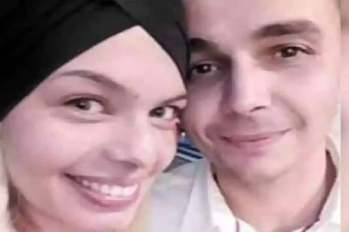 Una pareja sonriente posando para una selfie.