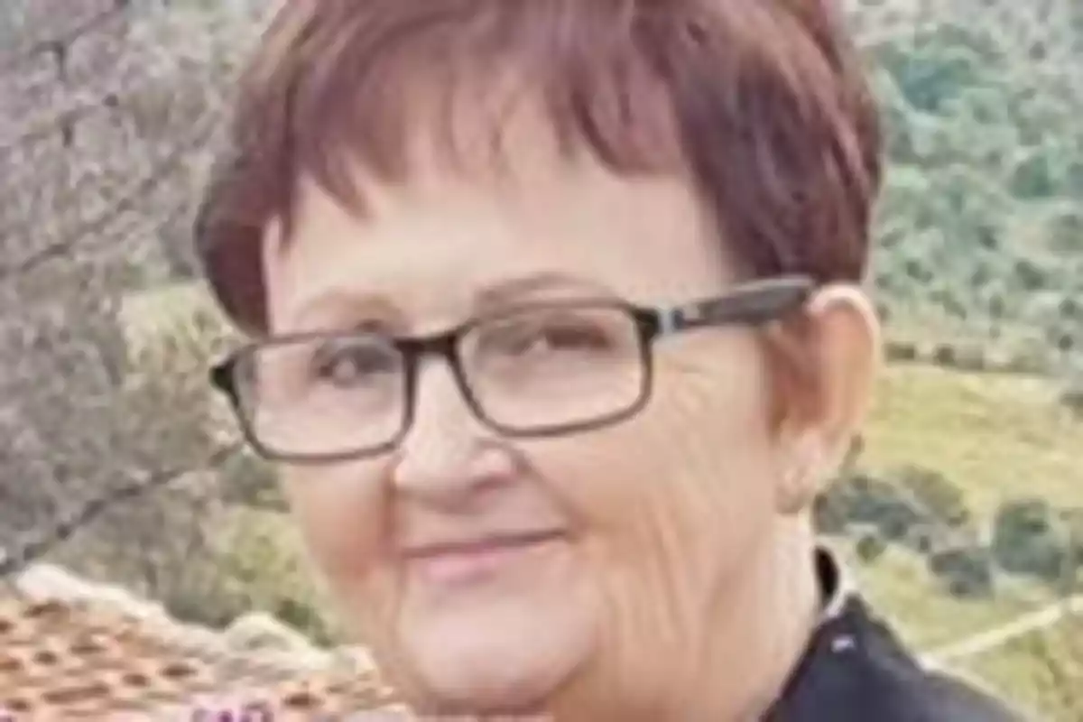 Una persona con gafas y cabello corto en un entorno al aire libre. Una persona con gafas y cabello corto en un entorno al aire libre.