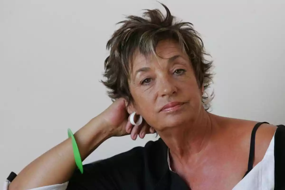 Una persona con cabello corto y expresión pensativa, apoyando su cabeza en su mano. Una persona con cabello corto y expresión pensativa, apoyando su cabeza en su mano.